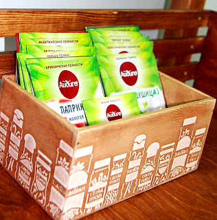 Набор пряностей в деревянном ящике